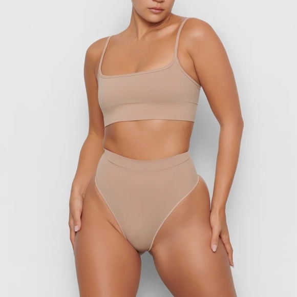 NEW Skims Seamless Sculpt Mid Waist Thong Clay Size S - Picture 4 of 8